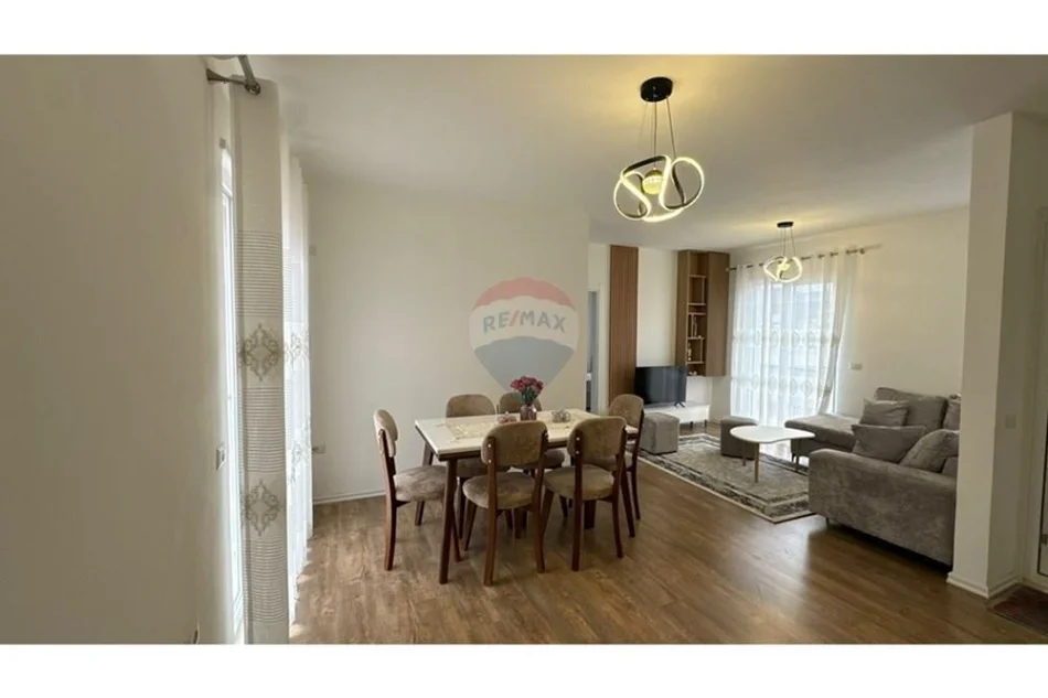 Tirane, jepet me qera apartament 2+1+Ballkon Kati 4, 79 m² 550 € (Xhamia Selite)