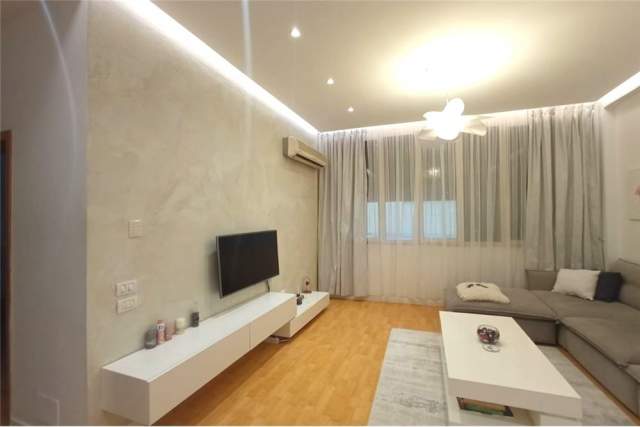 Tirane, jepet me qera apartament 1+1 Kati 2, 72 m² 500 Euro (Rruga Faik Konica)