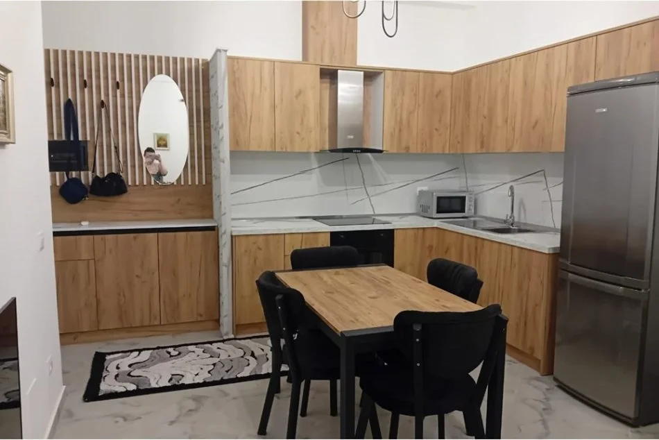 Tirane, jepet me qera 1+1+Ballkon Kati 4, 69 m² 600 € (Pazari i Ri)