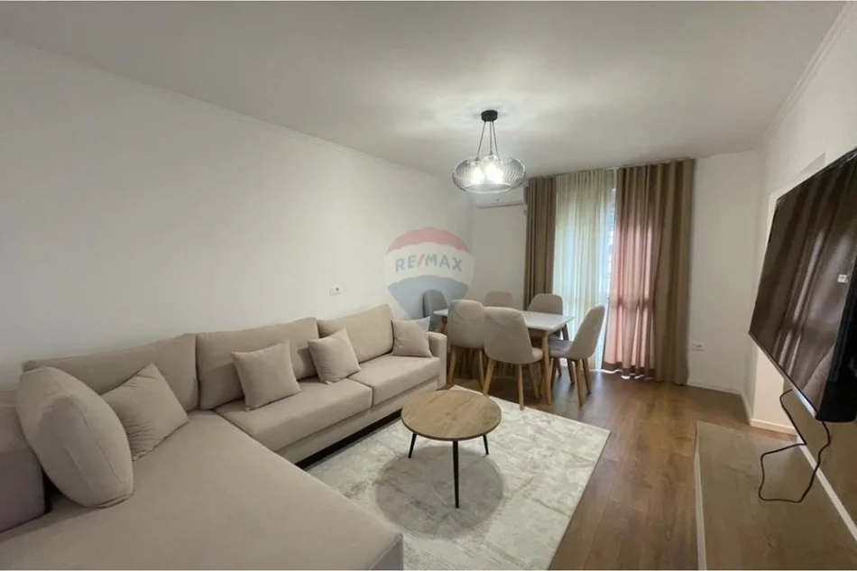 Tirane, jepet me qera apartament 2+1+Ballkon Kati 4, 78 m² 700 € (Ali demi)