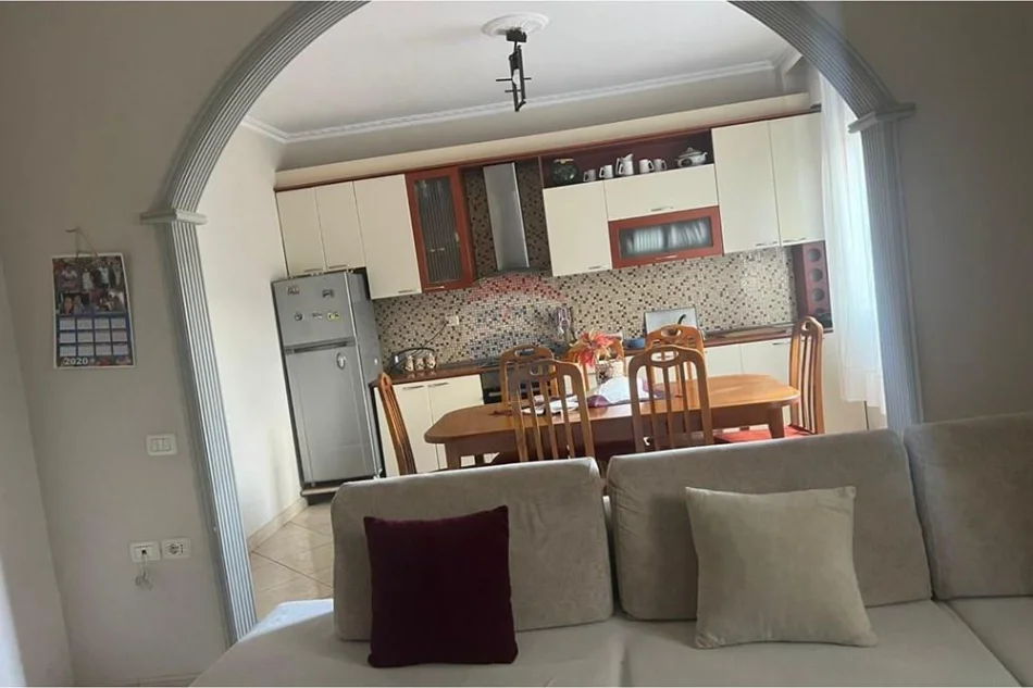 Vlore, jepet me qera apartament 2+1 Kati 3, 120 m² 500 € (Lungomare, Vlorë)