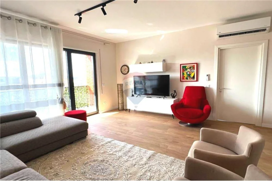 Tirane, jepet me qera apartament 2+1+Ballkon Kati 8, 105 m² 1.000 € (Rruga Myslym Shyri)