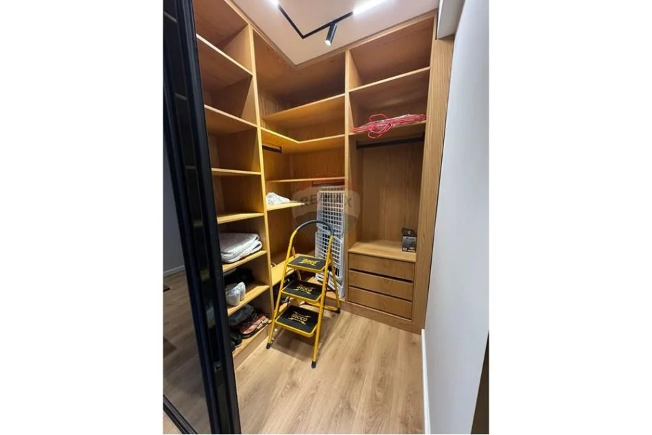 Tirane, jepet me qera apartament 3+1 , 130 m² 1.500 € (Rezidenca FZ)