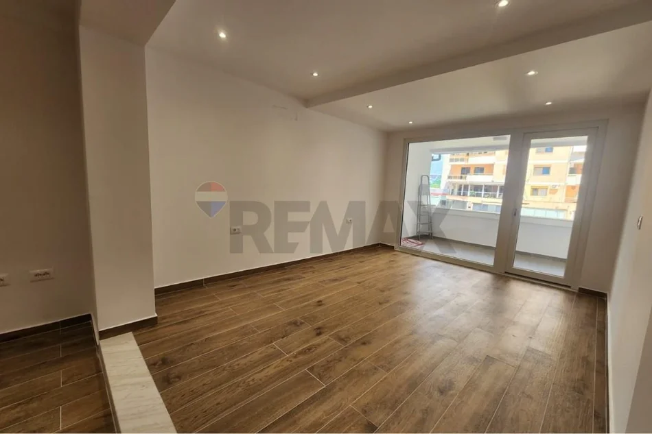 Tirane, shitet garsonier 1+1 , 48 m² Usluga - Stacioni i Trenit, Tiranë