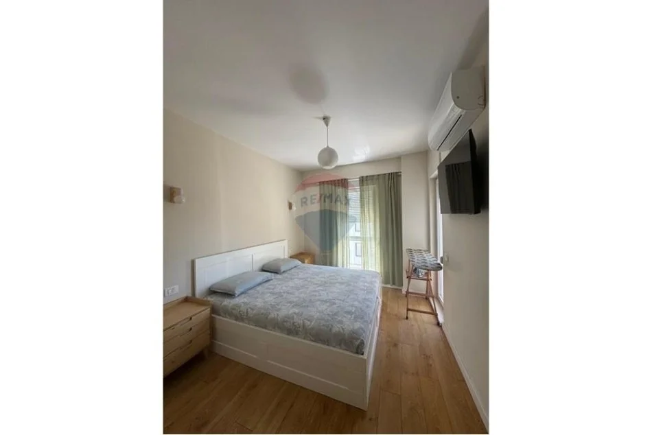 Tirane, jepet me qera 2+1 , 100 m² 750 € (rruga kavajes)