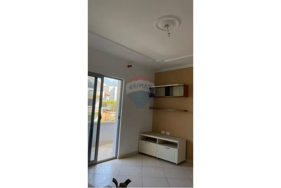 Tirane, jepet me qera shtepi 2+1 Kati 2, 120 m² 450 € (Porcelan, Tiranë)