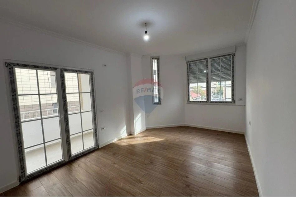 Tirane, shitet apartament 2+1+Ballkon , 77 m² 235.000 € (Rruga e Bogdaneve)