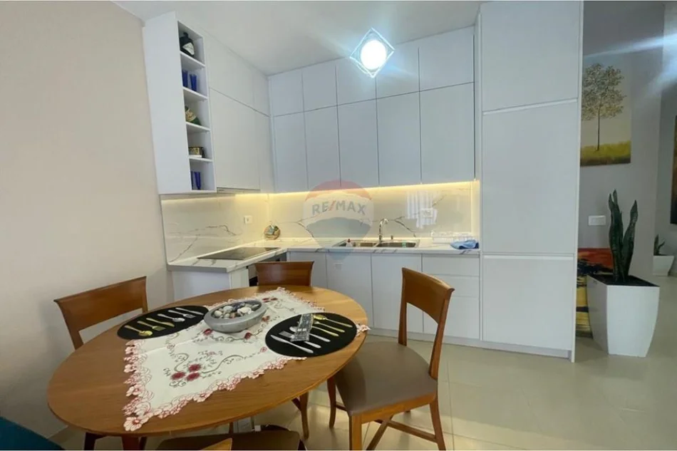 Vlore, jepet me qera apartament 2+1 Kati 6, 90 m² 550 € (Shtepia e Oficereve, Vlore)