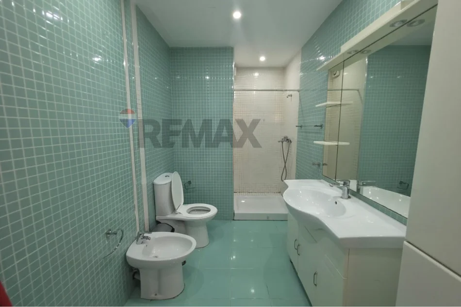 Shqiperi, jepet me qera apartament 1+1 , 75 m² 550 € (bulevardi bajram curri)
