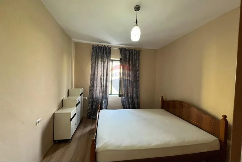 Tirane, jepet me qera apartament 1+1+Ballkon Kati 1, 70 m² 420 € (laprake)