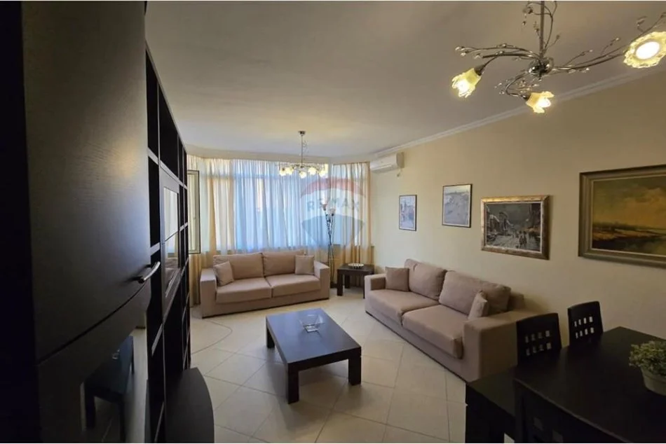 Tirane, jepet me qera apartament 2+1+Ballkon Kati 1, 800 m² 800 € (kRISTAL CENTER)