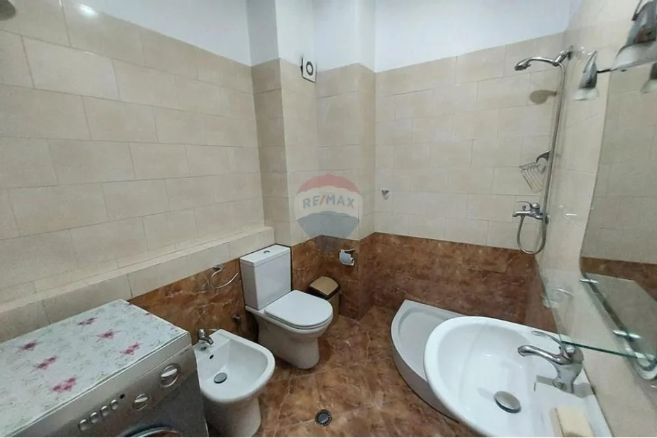 Tirane, jepet me qera apartament 1+1 , 70 m² 550 € (Kompleksi Delijorgji)