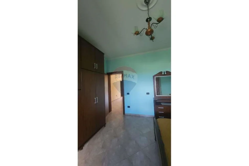 Tirane, shitet Vile , 500 m² 200.000 € (Peze helmas)