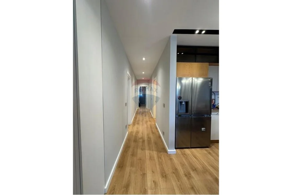 Tirane, jepet me qera apartament 3+1 , 130 m² 1.500 € (Rezidenca FZ)