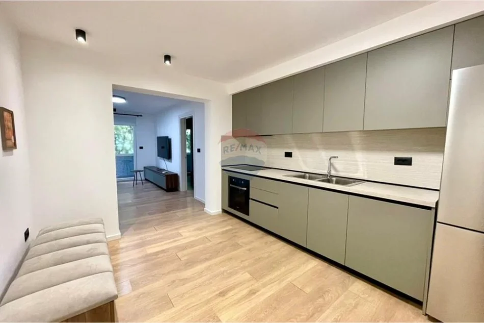 Tirane, jepet me qera apartament 1+1+Ballkon Kati 1, 52 m² 500 € (Kinostudio)