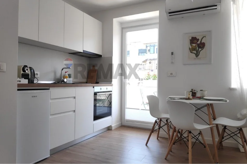 Tirane, shitet apartament 1+1+Ballkon , 53 m² 110.000 € (materniteti ri)