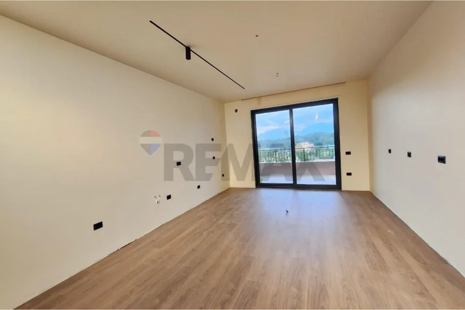 Tirane, jepet me qera Kati 3, 200 m² 1.600 € 