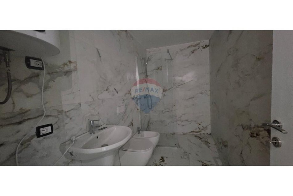 Tirane, shitet apartament 1+1+Ballkon Kati 2, 65 m² (Blloku Gintash Laprake)