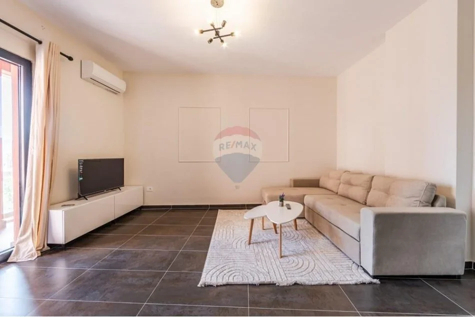Tirane, jepet me qera apartament 1+1+Ballkon , 70 m² 1.200 € (Rruga e Kavajes)