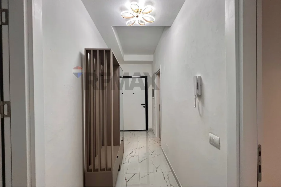 Tirane, jepet me qera apartament 2+1+Ballkon , 107 m² 700 € (Shkolla e Bashkuar, Tiranë)