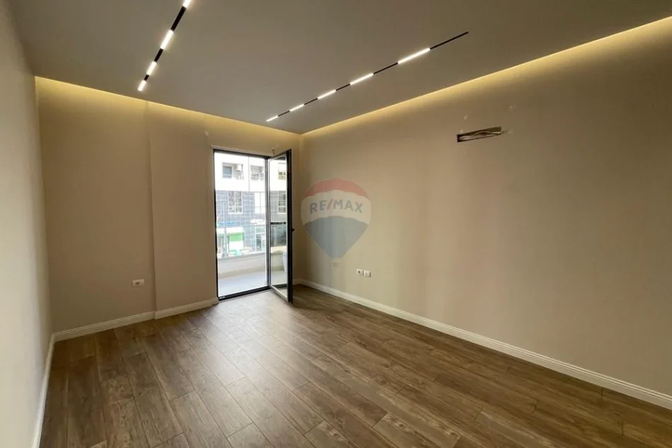 Tirane, jepet me qera ambjent biznesi Kati 2, 75 m² 80.000 € (Xhanfize Keko)