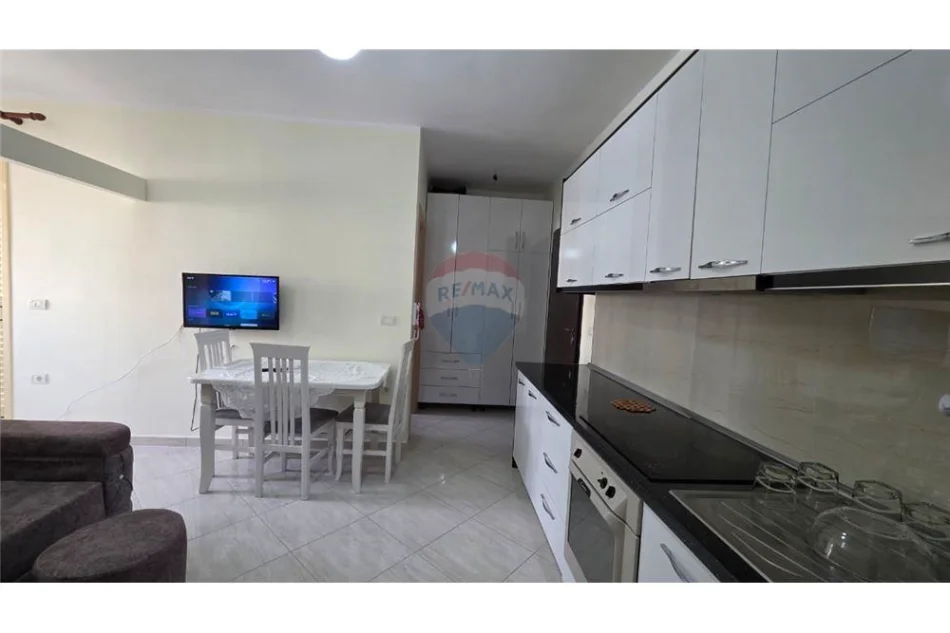 Vlore - Lungomare, jepet me qera apartament 1+1 Kati 4, 43 m² 300 € (Rruga Dhimitër Konomi, Vlore)