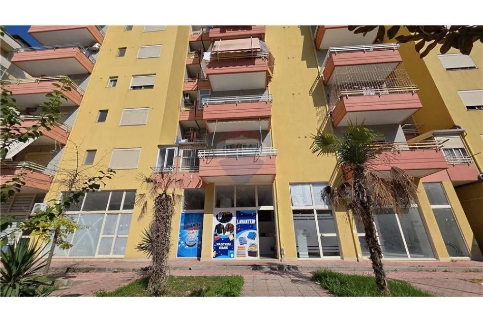 Vlore, shitet apartament 2+1+Ballkon , 103 m² 150.000 € (Rr . e Cipajve)
