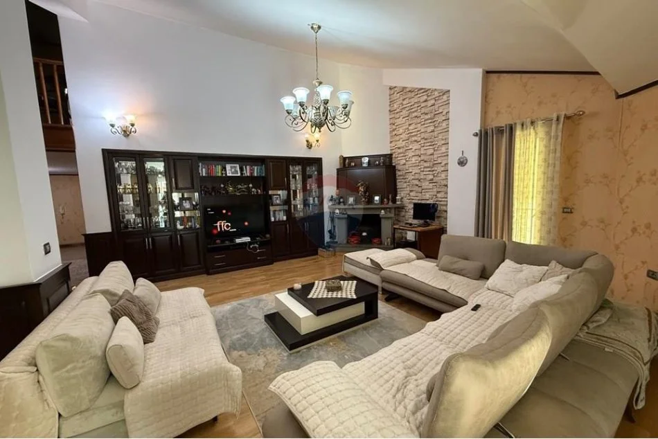 Tirane, jepet me qera apartament 3+1+Aneks+Ballkon Kati 6, 234 m² 1.500 € (liqeni i thate)