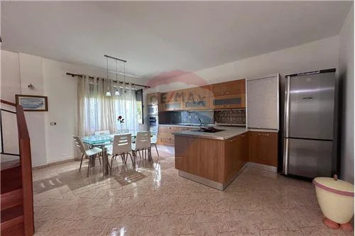 Tirane, jepet me qera apartament 2+1, Kati 2, 165 m² 600 € (Stavri Themeli - 21 Dhjetori, Albania)