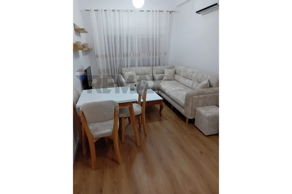 Tirane, jepet me qera apartament 1+1 Kati 7, (Ali Demi)