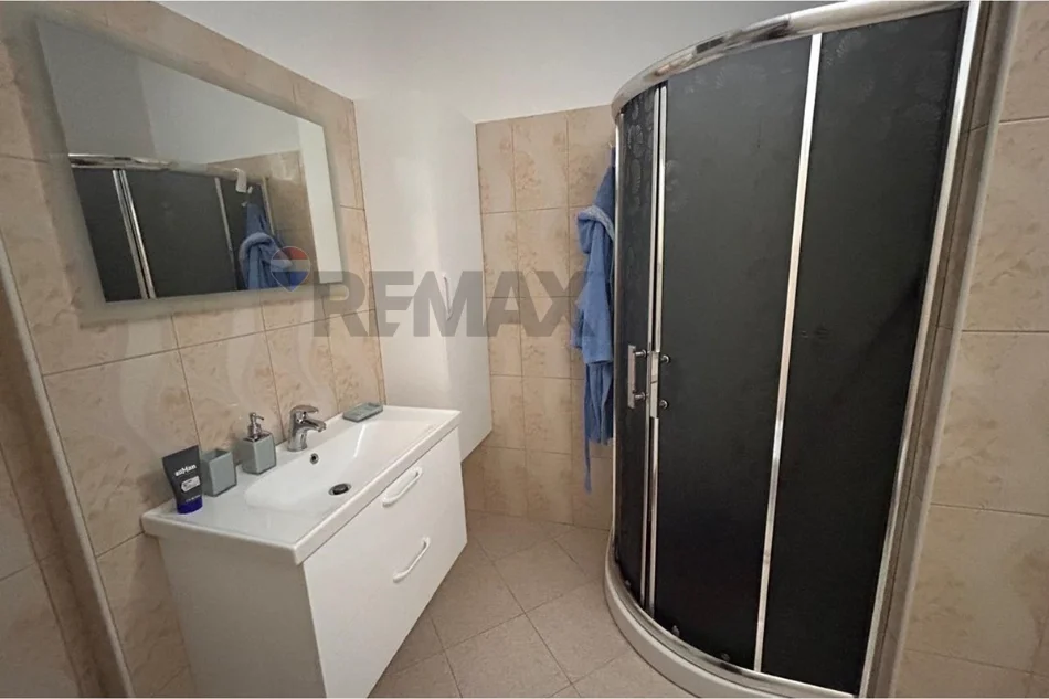 Vlore - Lungomare, jepet me qera apartament 2+1 Kati 3, 80 m² 500 € (Rruga Pelivan Leskaj, Vlorë)