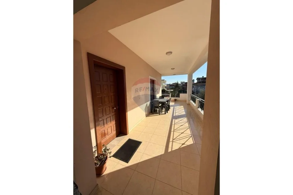 Tirane, jepet me qera Vile 3+1+Ballkon Kati 0, 900 € (terminali)