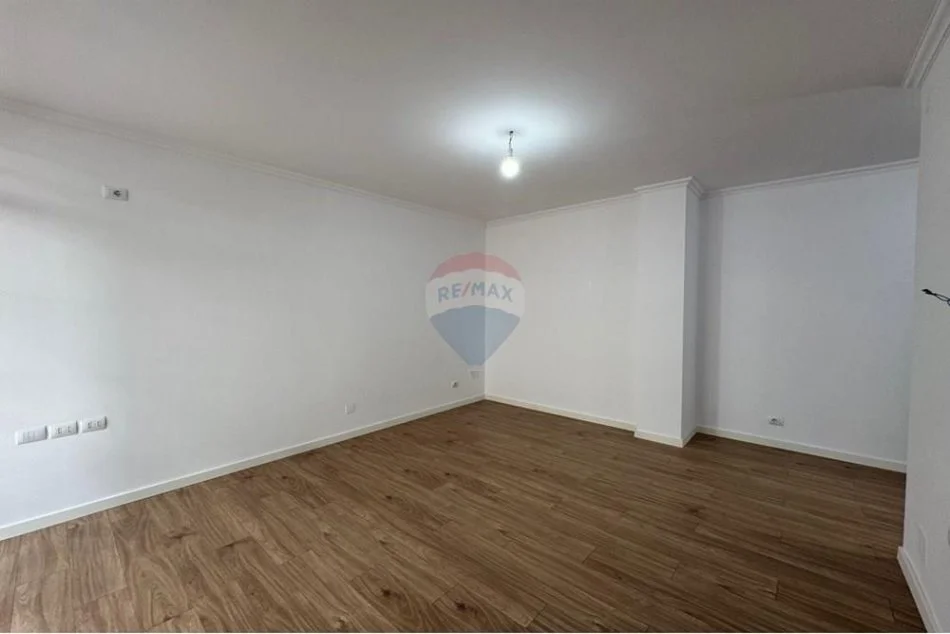 Tirane, shitet apartament 2+1+Ballkon , 75 m² 220.000 € (Rruga e Bogdaneve)