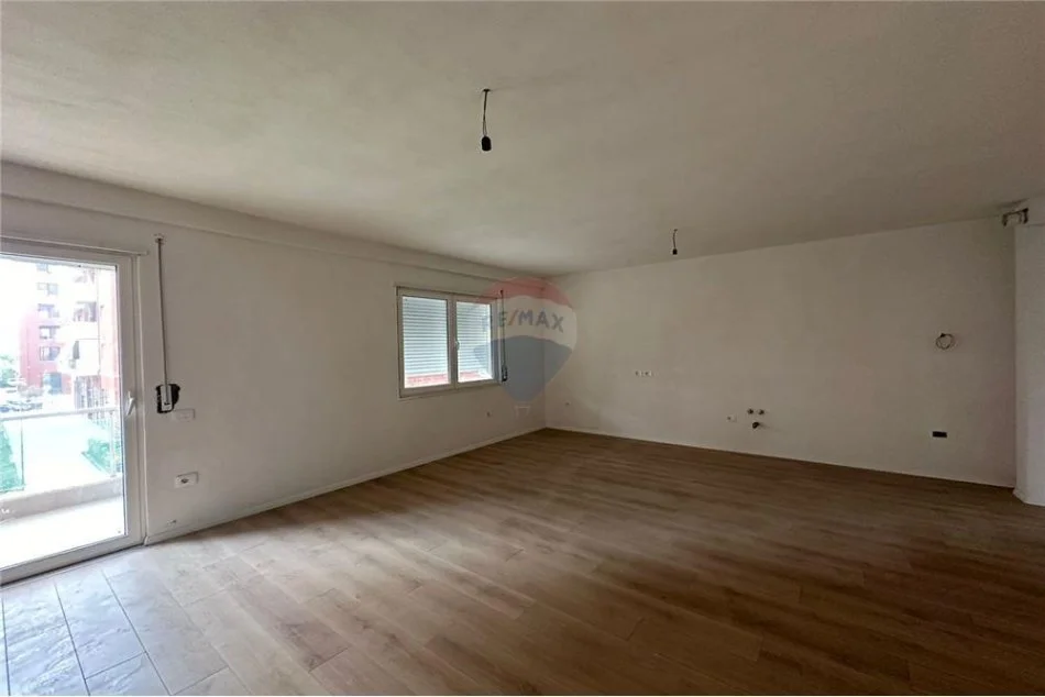 Tirane, jepet me qera apartament 2+1+Ballkon , 121 m² 600 € (Astir)