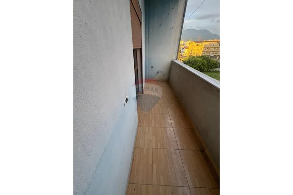 Tirane, jepet me qera apartament 2+1+Ballkon Kati 4, 104 m² 470 € (Rruga Siri Kodra)