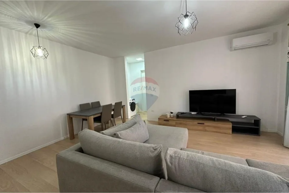 Tirane, jepet me qera apartament 1+1+Ballkon , 700 € (deliorgji)