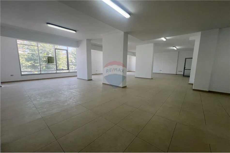 Vlore, jepet me qera ambjent biznesi Kati 2, 225 m² 800 € (Rruga Gjergj Kastrioti (Transballkanike), Vlorë)