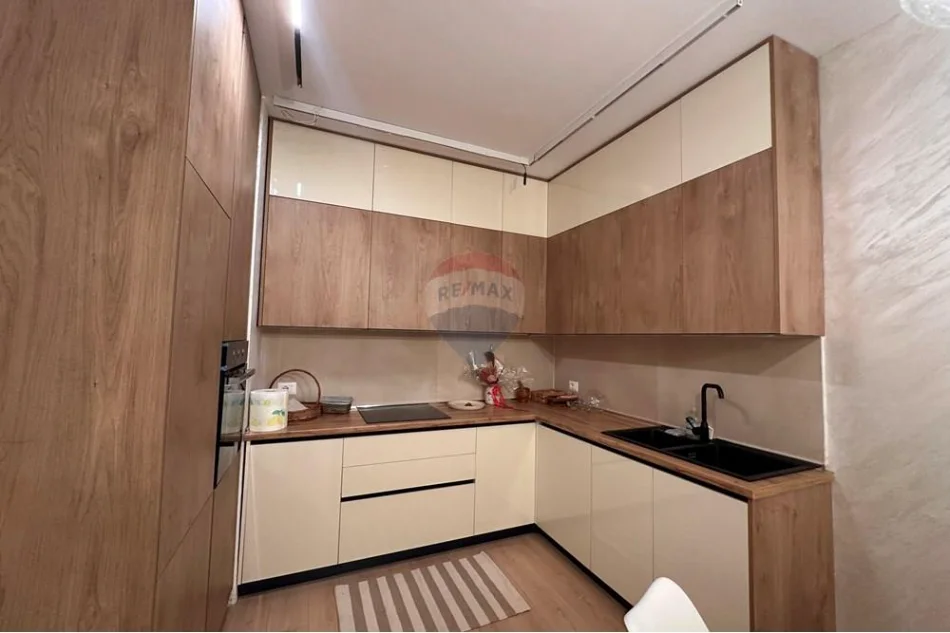 Tirane, jepet me qera apartament 2+1 , 120 m² 1.300 € (rruga e barrikadave)