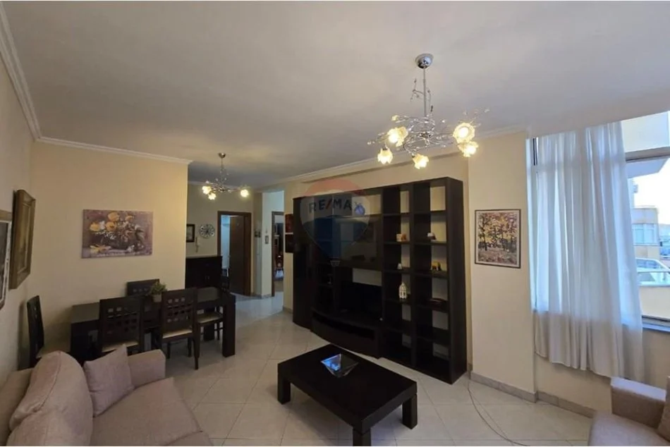 Tirane, jepet me qera apartament 2+1+Ballkon Kati 1, 800 m² 800 € (kRISTAL CENTER)
