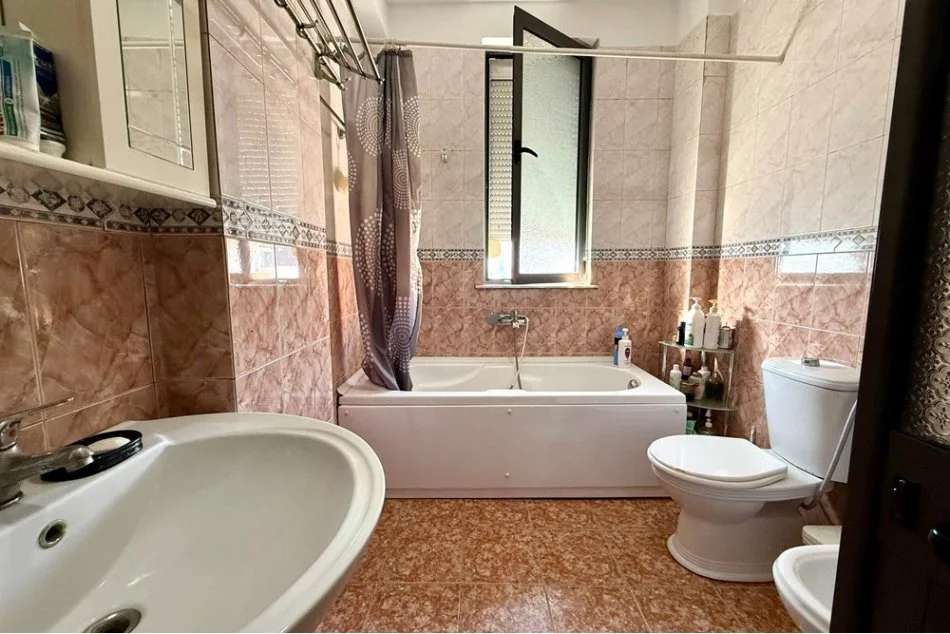 Apartament ne shitje, 2+1 totalisht i mobiluar tek Ali Demi! (165'000 Euro)