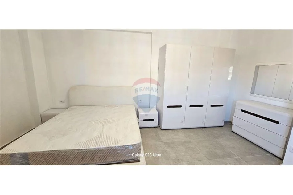 Tirane, jepet me qera apartament 2+1 , 104 m² 650 € (ish fusha e aviacionit)