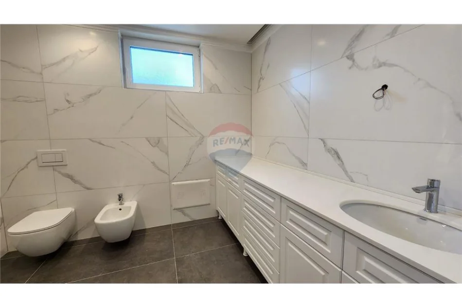 Tirane, shitet Vile Vile 3 Katshe , 750 m² 1.800.000 € (mjull bathore)