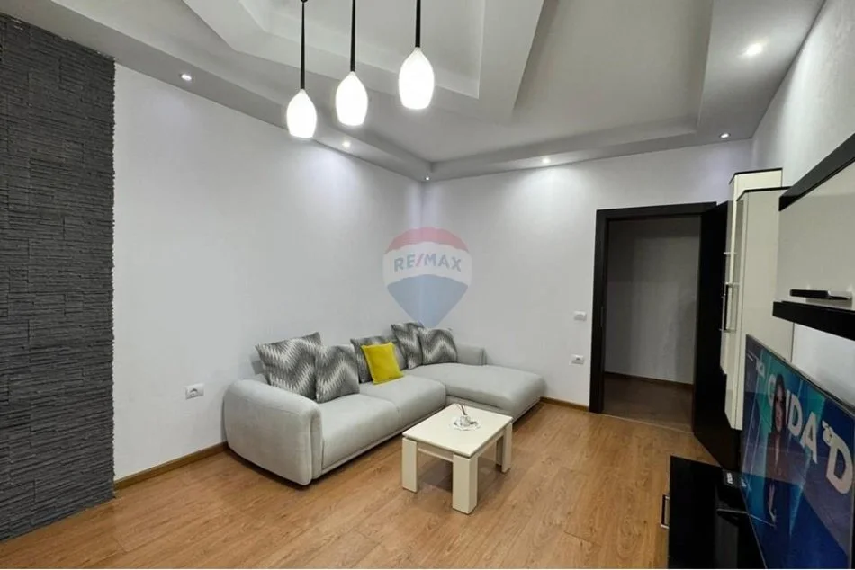 Tirane, jepet me qera apartament 2+1 , 70 m² 600 € 