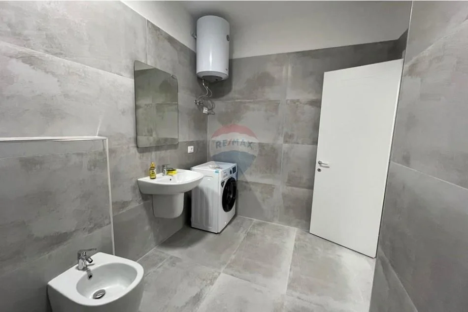 Tirane, jepet me qera apartament 2+1 , 105 m² 600 € (ish fusha e aviacionit)