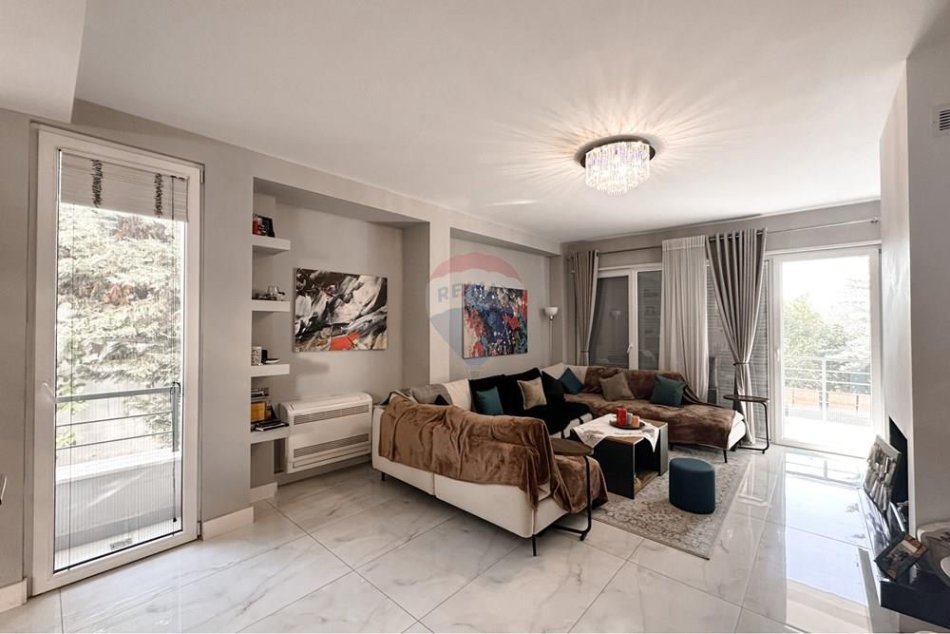 Tirane, jepet me qera Vile 3+1 , 390 m² 2.201 € 