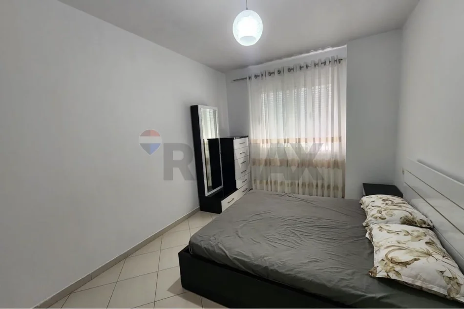 Tirane, jepet me qera apartament 1+1 Kati 10, 70 m²