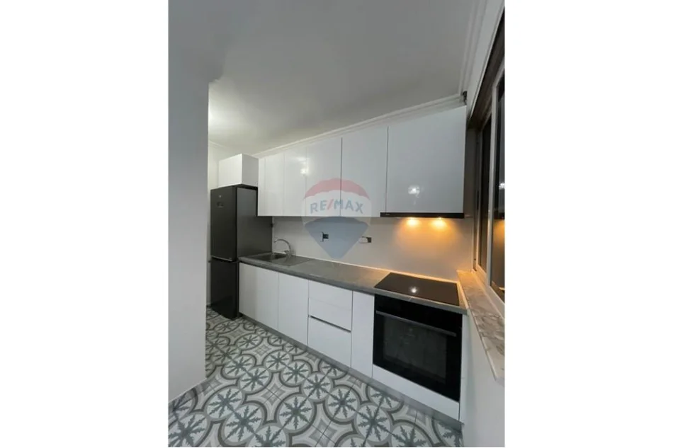 Tirane, jap me qera apartament 1+1+Ballkon Kati 5, 81 m² 600 € (Stacionit të Trenit, tek BKT)