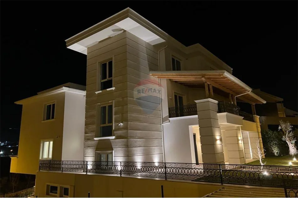 Tirane, shitet Vile Vile 3 Katshe , 750 m² 1.800.000 € (mjull bathore)