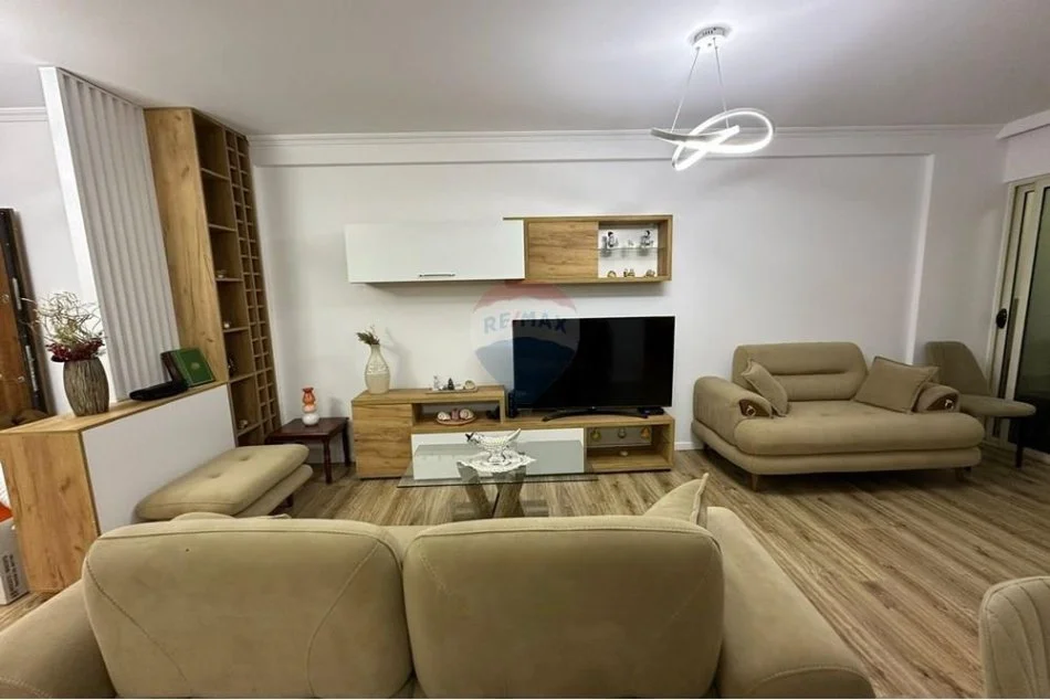 Tirane, jepet me qera 1+1 Kati 4, 67 m² 450 € 