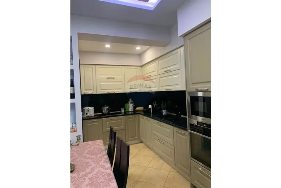 Vlore - Lungomare, shitet apartament 2+1 Kati 2, 130 m² 270.000 € (Rruga Dhimitër Konomi, Vlore)